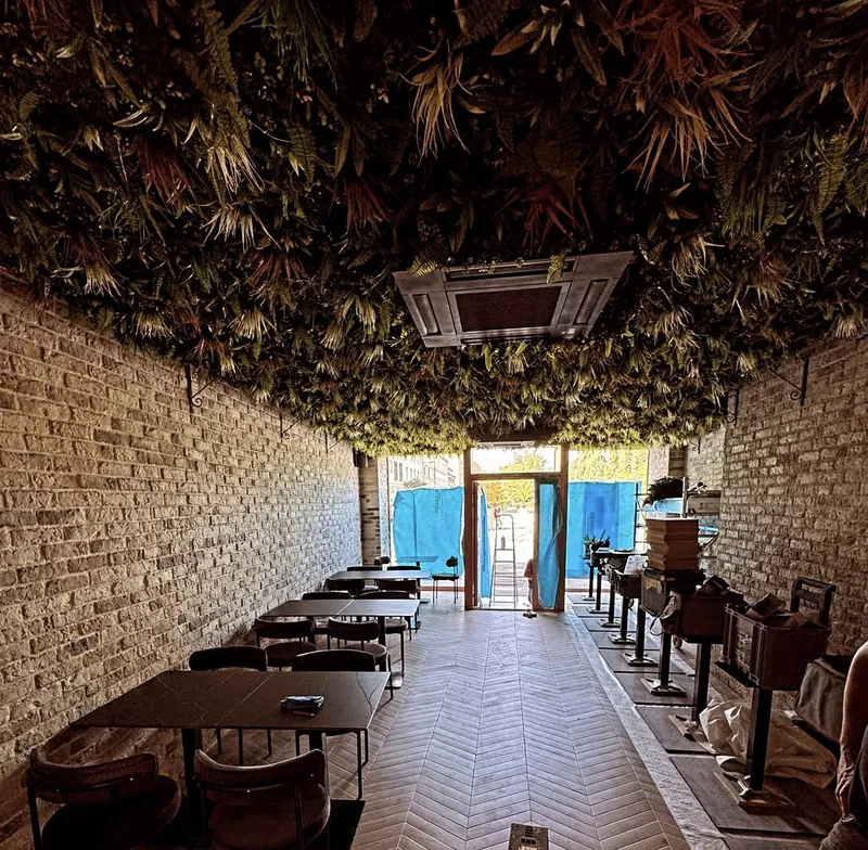 Avant : la salle du restaurant photographiée au téléphone, en plein jour