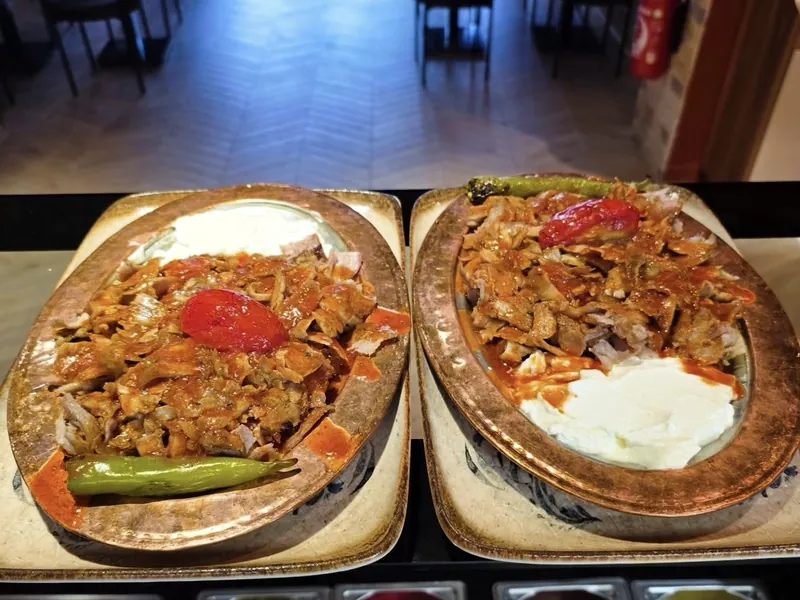 Avant : deux assiettes d’iskender photographiées au téléphone, vues du dessus