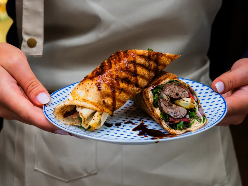Après : le même wrap présenté par le serveur, photographié en shooting