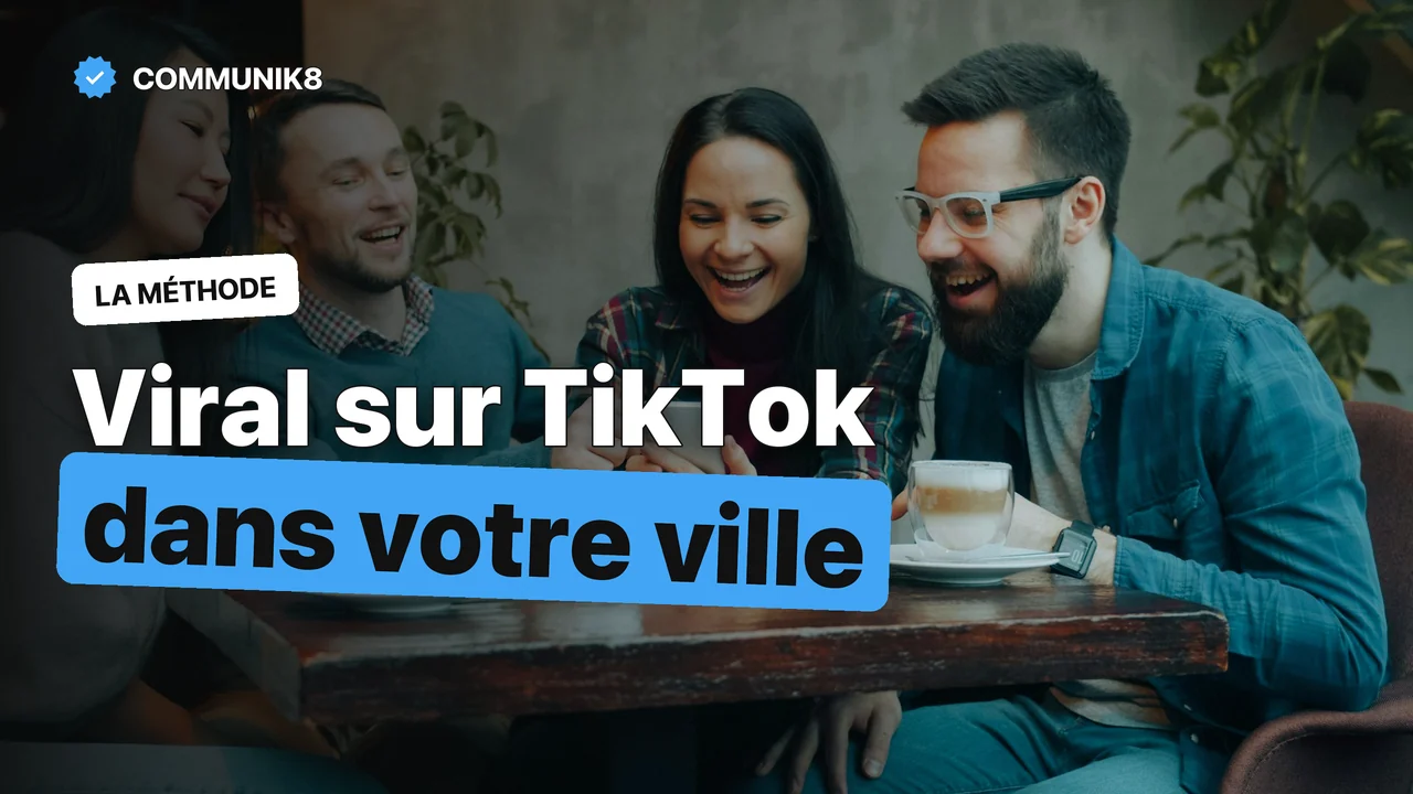 Groupe d’amis riant devant une vidéo sur un smartphone dans un café