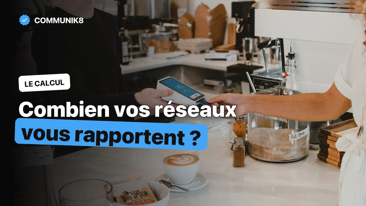 Client qui paie sans contact au comptoir d’un café