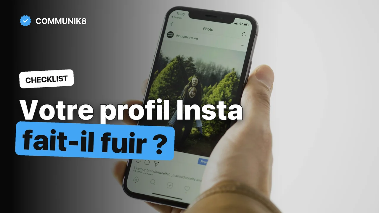 Main tenant un smartphone qui affiche un profil Instagram