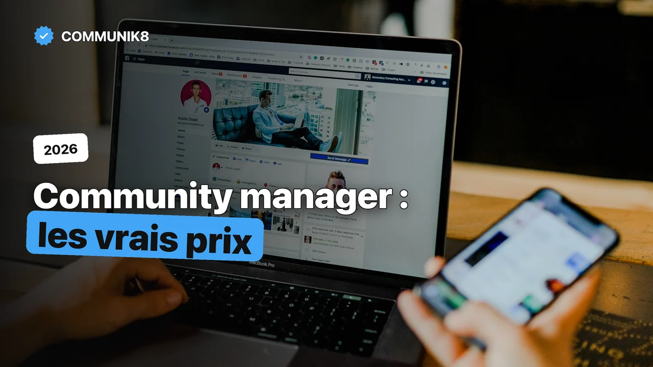 Community manager travaillant sur un ordinateur portable et un smartphone