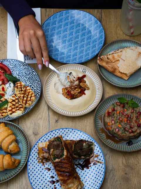 Table de mezzés et de grillades photographiée pour Misk Beirut