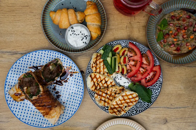 Table de mezzés, wraps et halloumi grillé photographiée pour Misk Beirut