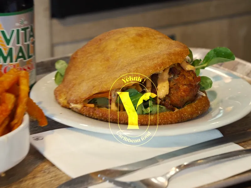 Burger au poulet servi sur un plateau aux Halles d’Issy, image extraite du reel réalisé pour Yekrik